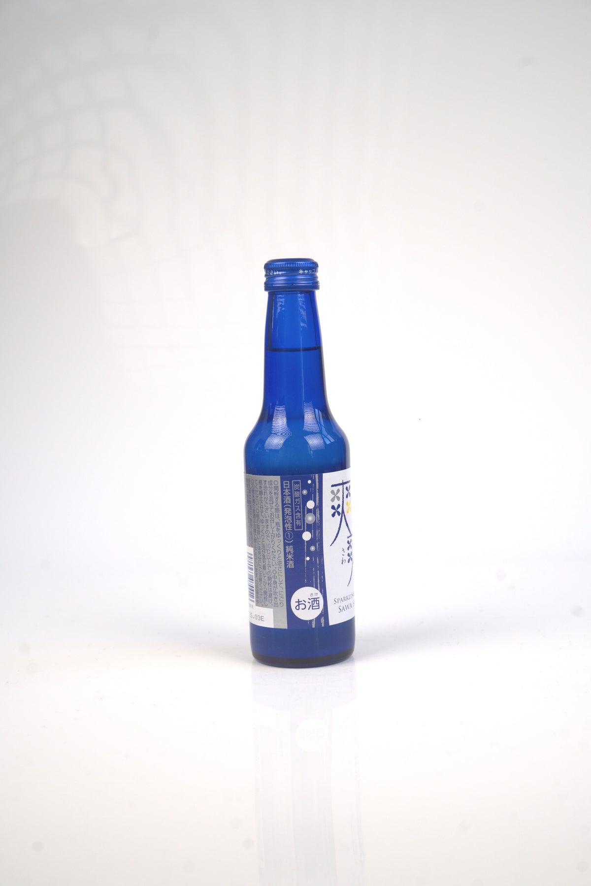 Sake japonais bouteille bleue