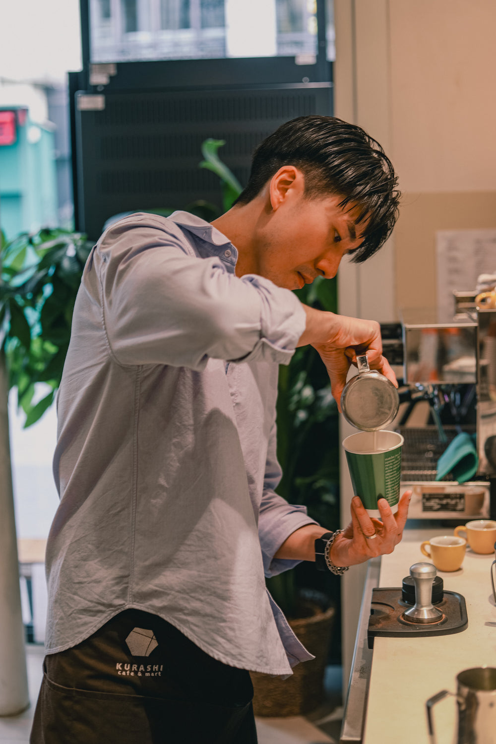 Un café filtre versé à la main au comptoir