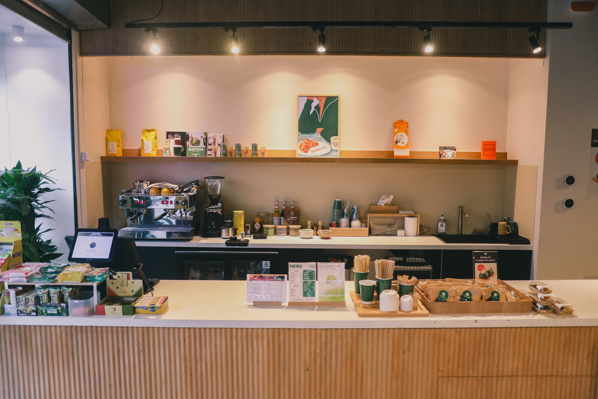 Le comptoir Kurashi, machine à espresso et pâtisseries du jour